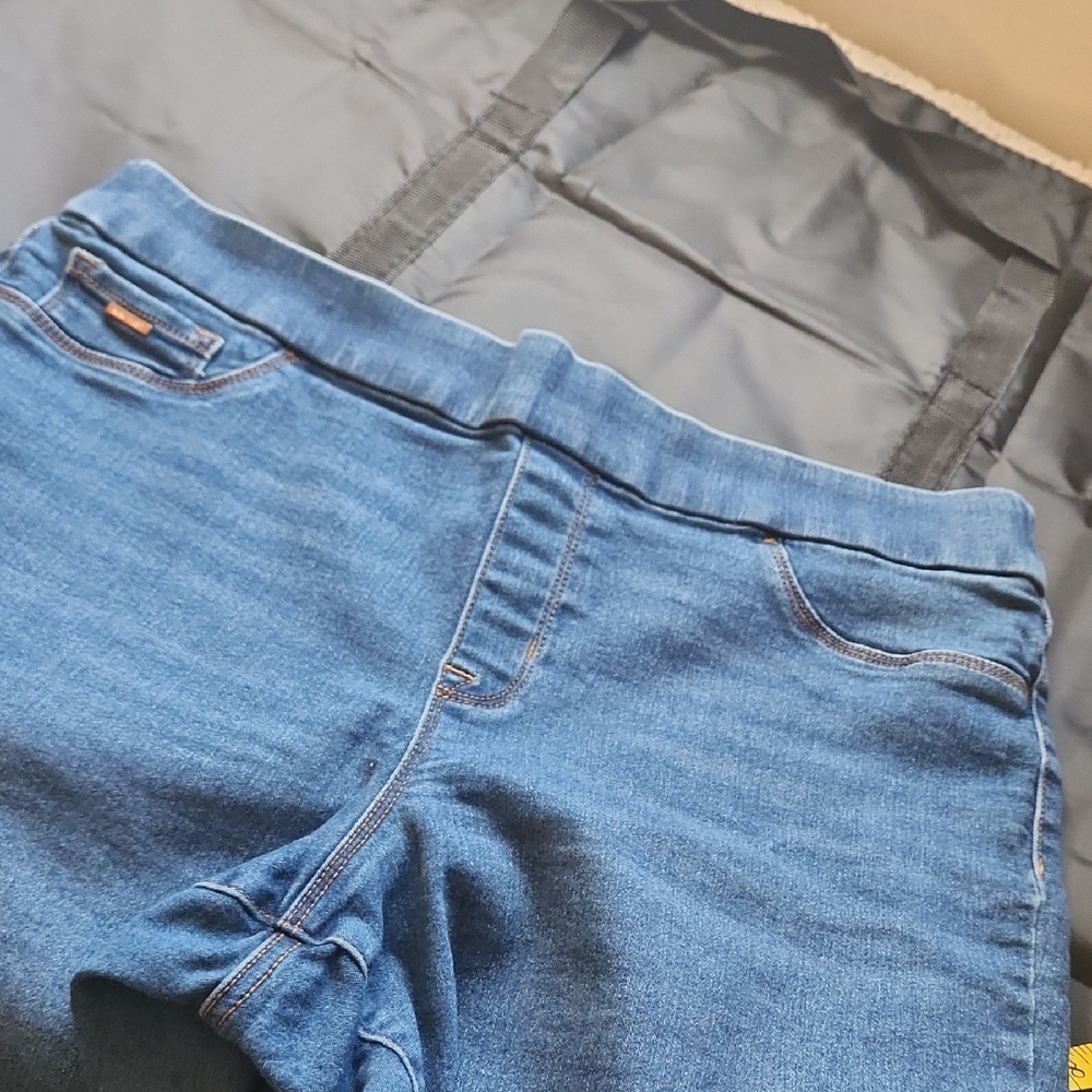 Nine West Women's Straight Leg Comfortable Pull On Blue Jeans 16